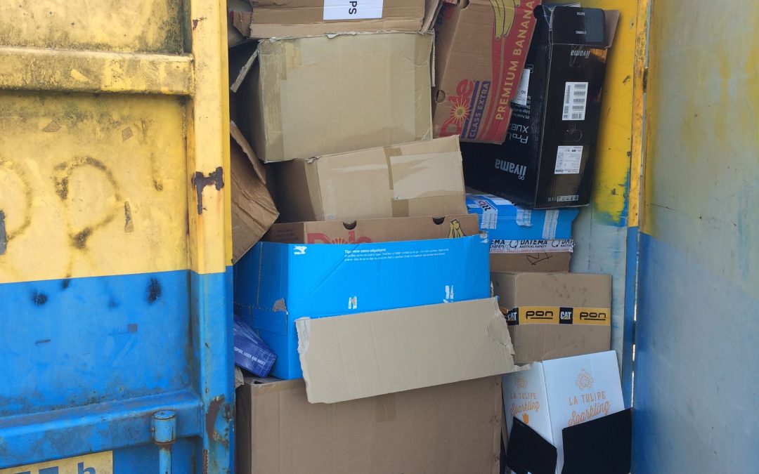 Oudpapier container gewisseld